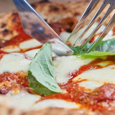 Come mangiare la pizza: esiste un galateo?