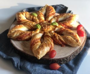 Fiore di pasta sfoglia alla pizzaiola: ricetta estiva e veloce