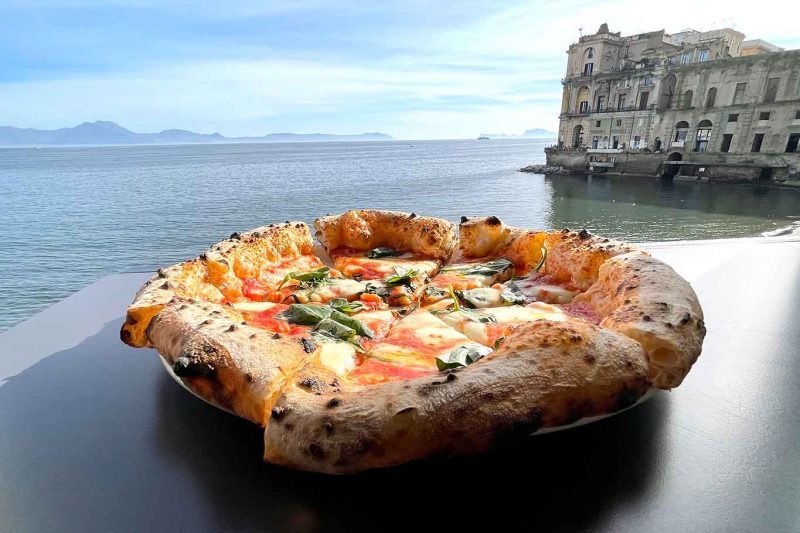 la pizza a napoli.